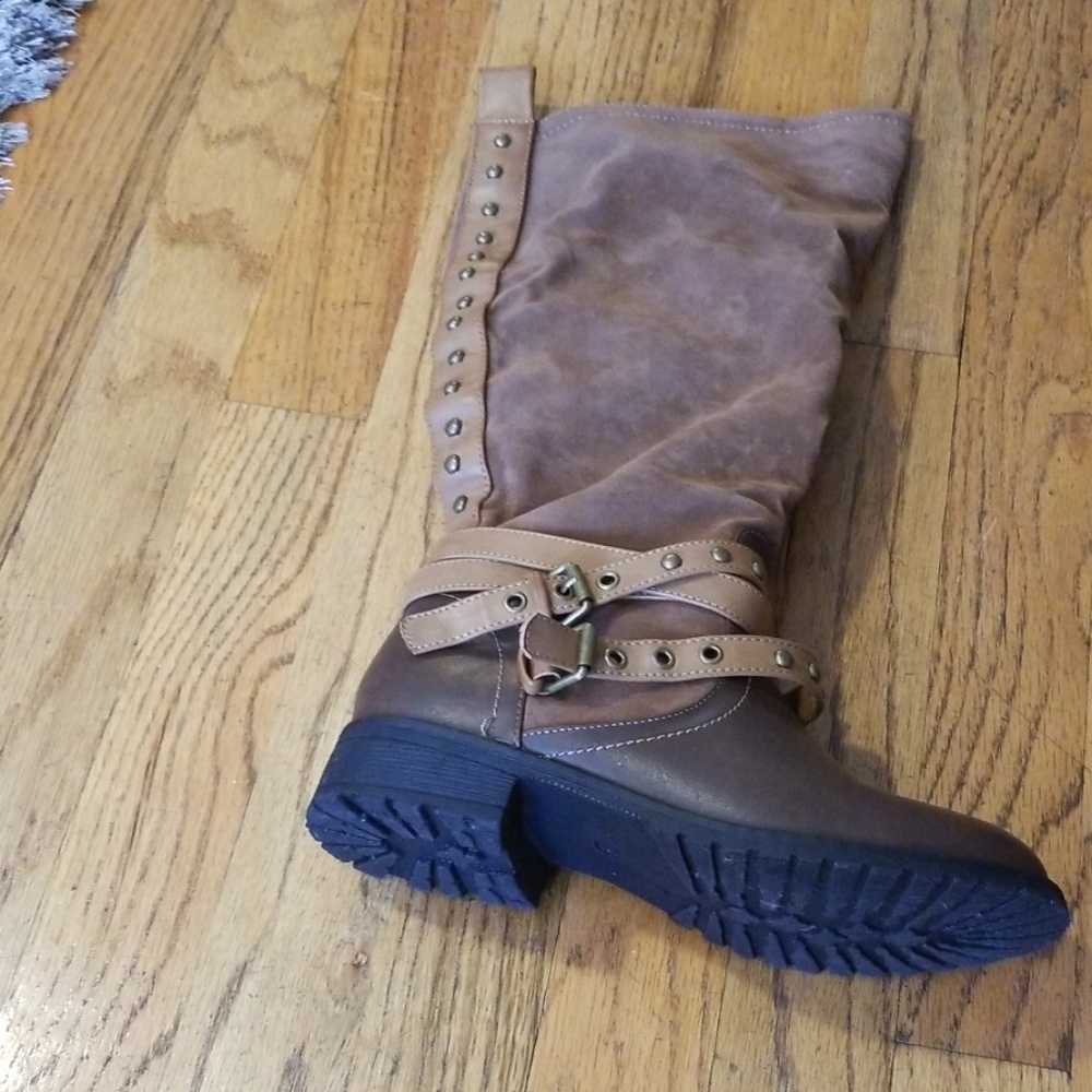 Boots - Picture 3 of 5